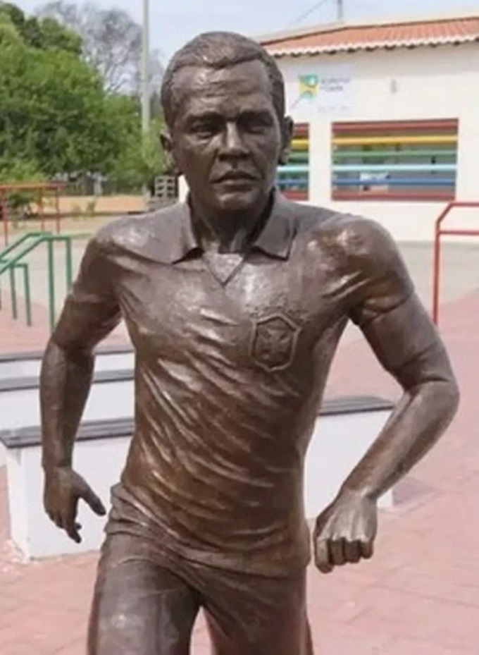 Bức tượng của Dani Alves tại quê nhà Juazeiro, Bahia