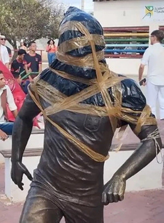 Người dân địa phương bôi nhọ bức tượng sau khi Alves lãnh án tù vì tội hiếp dâm