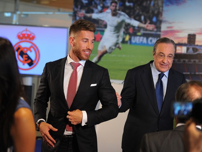 Từng được chủ tịch Florentino Perez (phải) xem như con, nhưng Ramos vẫn bị rẻ rúng khi hết thời