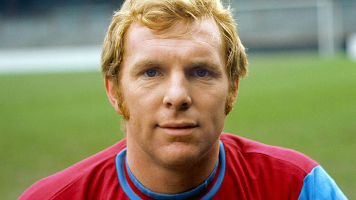 4. Bobby Moore (Anh): Moore là đội trưởng Tam Sư vô địch World Cup 1966. Huyền thoại người Anh dẫn dắt West Ham vô địch FA Cup 1963/1964 và cúp C2 châu Âu 1964/1965.