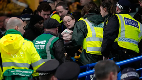 Fan Leeds gặp tai nạn khi ăn mừng bàn thắng vào lưới Chelsea