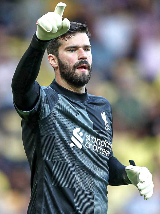 1. Alisson Becker: Lúc này, Alisson Becker chắc chắn là thủ môn xuất sắc nhất hành tinh. Cầu thủ người Brazil chỉ đứng sau Ederson về khả năng phân phối, nhưng anh có lợi thế hơn về khả năng cản phá, chỉ huy vòng cấm và thực hiện những pha cứu thua quan trọng. Anh đã tiêu tốn của Liverpool 70 triệu bảng vào năm 2018, nhưng cho tới bây giờ, Alisson chứng tỏ mình chính là món hời của CLB.