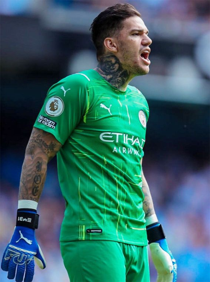 7. Ederson (Man City): Mặc dù Ederson không phải là thủ môn giỏi nhất về khả năng cản phá các pha dứt điểm đối phương nhưng lại hiếm có ai qua được cựu thủ môn Benfica ở khả năng phân phối bóng. Không có thủ môn nào phù hợp với hệ thống của Pep Guardiola ở Manchester City tốt hơn anh