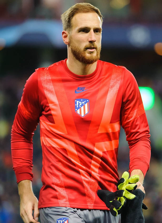 10. Jan Oblak (Atletico): Jan Oblak là một trong những cầu thủ xuất sắc nhất thế giới trong một thập kỷ nay. Ở mùa giải này, dù cho Atletico không còn mạnh và đáng gờm như trước nhưng Oblak vẫn thường xuyên thể hiện phong độ tốt nhất của mình.