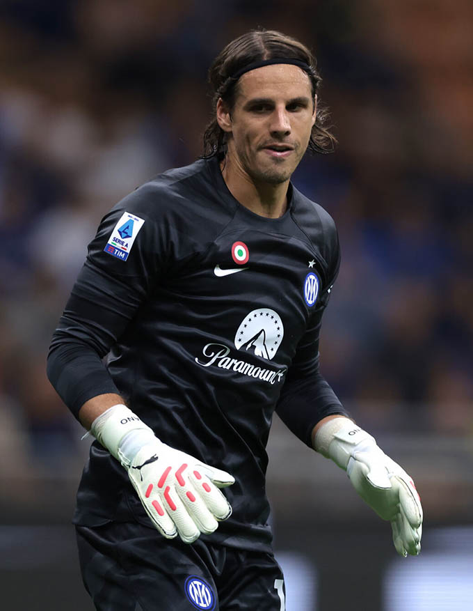 2. Yann Sommer (Inter): Người hâm mộ Inter Milan nghĩ rằng họ đã hạ thấp tiêu chuẩn khi thay thế Andre Onana đến Man United bằng Yann Sommer vào mùa hè năm ngoái, nhưng ngôi sao người Thụy Sĩ cho thấy lựa chọn của BLĐ là vô cùng chính xác. Khả năng phân phối bóng của cựu cầu thủ Bayern mùa này rất tuyệt vời, khi anh chỉ để thủng lưới 12 bàn sau 24 trận ở Serie A mùa này. Inter sẽ giành Scudetto và Sommer chắc chắn sẽ được thưởng về thành tích này