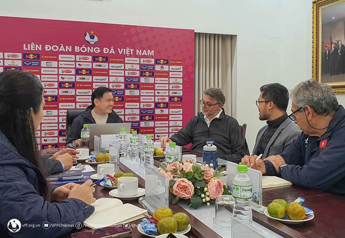 HLV Troussier trao đổi kế hoạch của ĐT Việt Nam và U23 Việt Nam với lãnh đạo VFF 