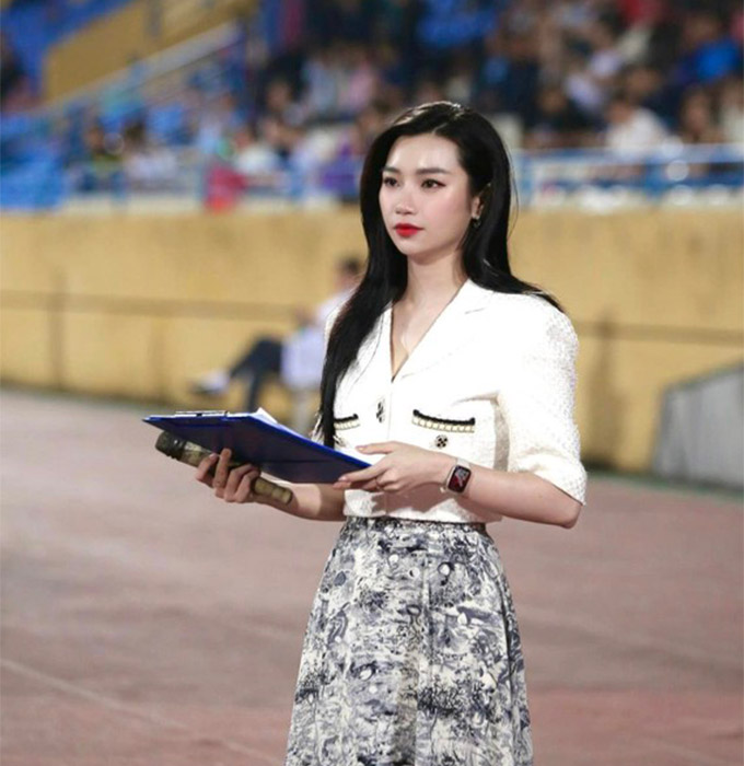 Nữ cán bộ truyền thông xinh đẹp của CLB CAHN có tên là Trần Hương Trà. Cô nàng nhận được nhiều tình cảm quý mến và rất thân thiết với các cầu thủ của đội bóng này 