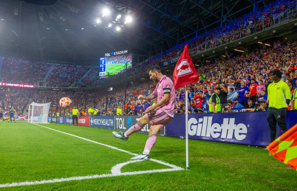 Messi liên tục thực hiện các quả phạt góc tầm ngắn để có bàn thắng Olympic