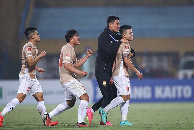 Quang Hải giúp đội nhà thoát thua bằng bàn thắng ở phút bù giờ - Ảnh: Minh Tuấn 