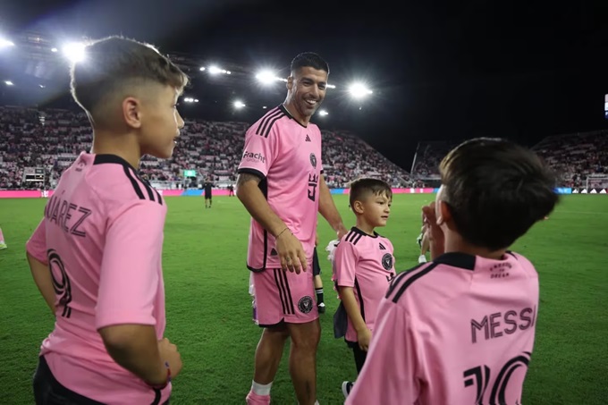 Các con nhà Messi có màn chào hỏi đặc biệt với Suarez