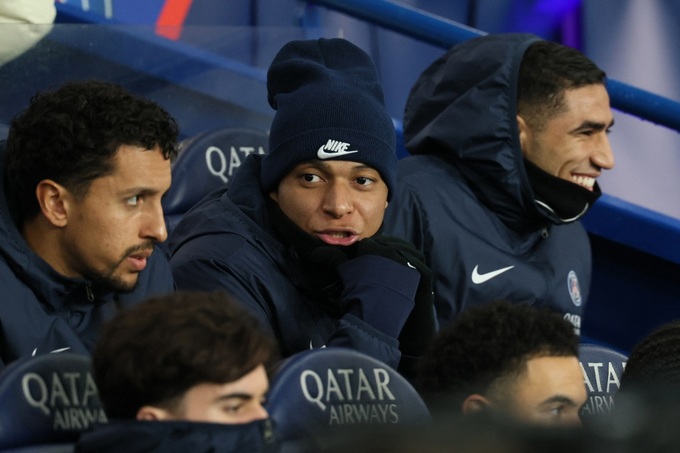 Hình ảnh Mbappe (giữa) ngồi ghế dự bị ở một trận đấu gần đây của PSG