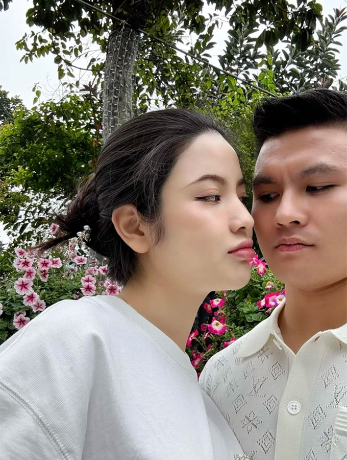 Chu Thanh Huyền và Quang Hải thoải mái chia sẻ những khoảnh khắc hạnh phúc bên nhau sau khi đăng ký kết hôn 