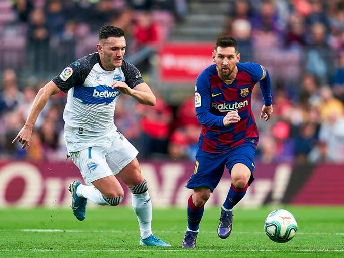 Lucas Perez đối đầu Messi vào năm 2019 tại La Liga, khi Perez khoác áo Alaves còn Messi chơi cho Barcelona