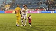 Con trai Rafaelson mặc áo ĐTVN, HLV Vũ Hồng Việt nói việc chiêu mộ Tuấn Anh