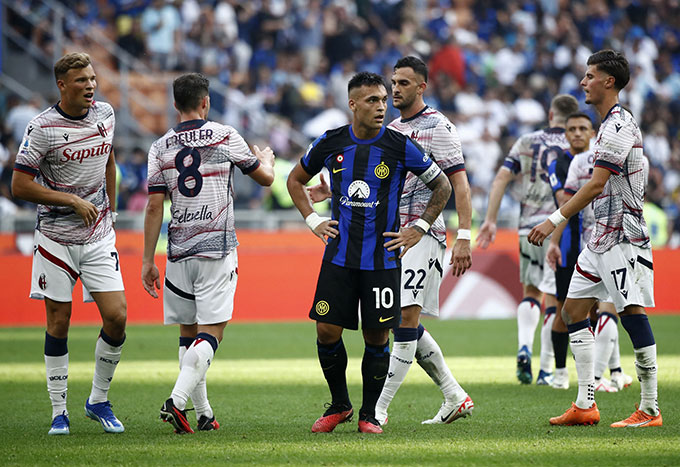 Inter (áo sọc) không thắng Bologna ở cả 2 cuộc đụng độ tại mùa giải này
