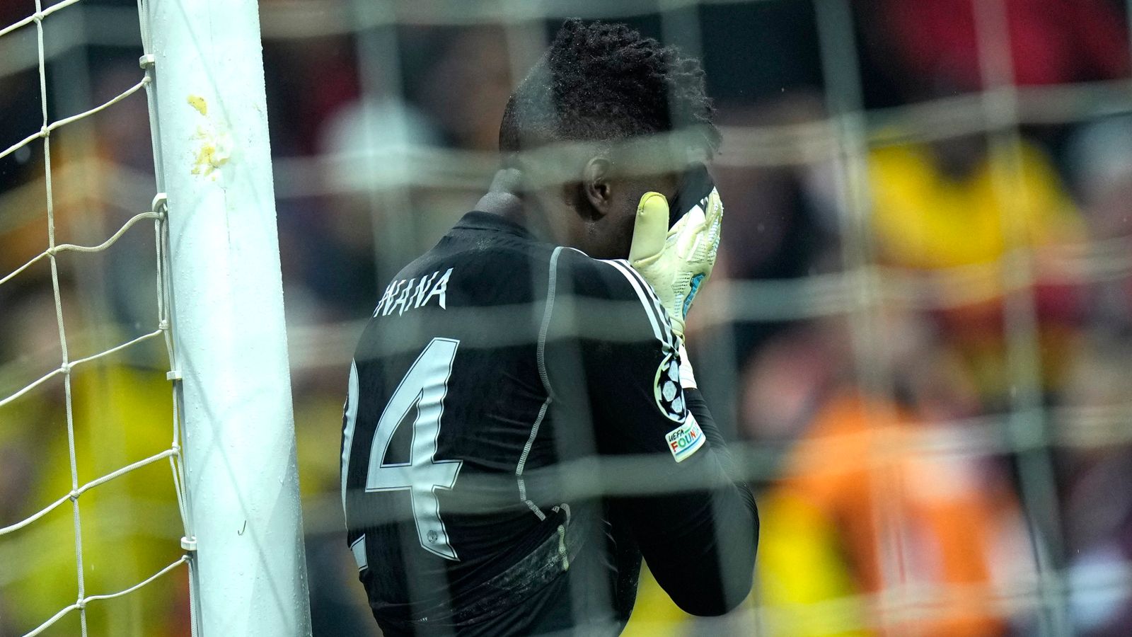Khoảnh khắc Onana một mình đối diện với thế giới khi MU bị loại khỏi vòng bảng Champions League