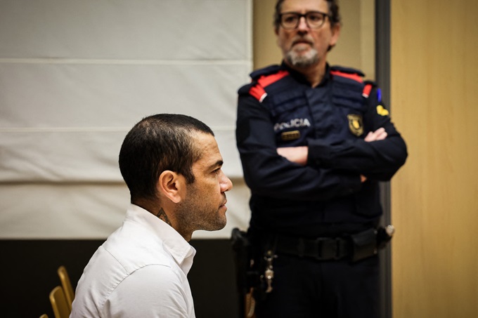 Dani Alves bị kết án 4 năm rưỡi tù giam vì tội danh tấn công tình dục