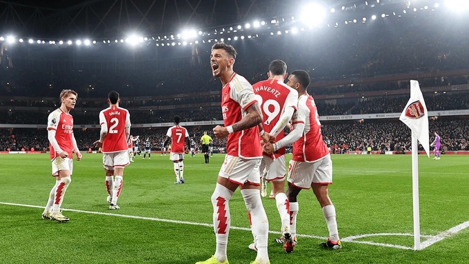 Niềm vui của các cầu thủ Arsenal khi trở lại ngôi đầu giải Ngoại hạng Anh