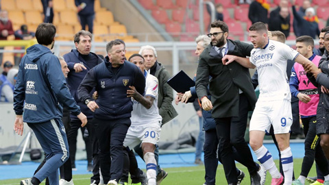 HLV Lecce bị sa thải vì húc đầu vào tiền đạo đối thủ