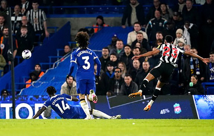 Tuy nhiên, Chelsea đã lùi về quá sớm và hàng thủ không đủ chắc chắn nên bị Newcastle phá lưới tới 2 lần