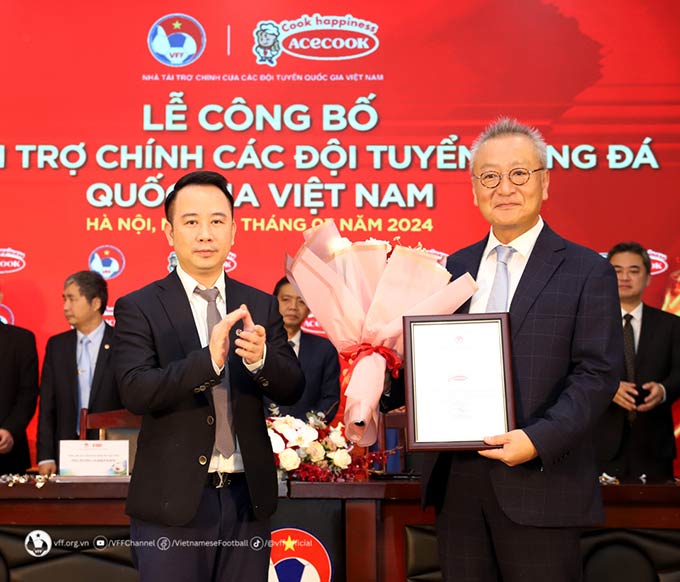 Phó chủ tịch VFF Nguyễn Trung Kiên trao Bảng danh vị và tặng hoa chúc mừng đại diện Nhà tài trợ – ông Kaneda Hiroki,Tổng giám đốc Công ty Cổ phần Acecook Việt Nam.
