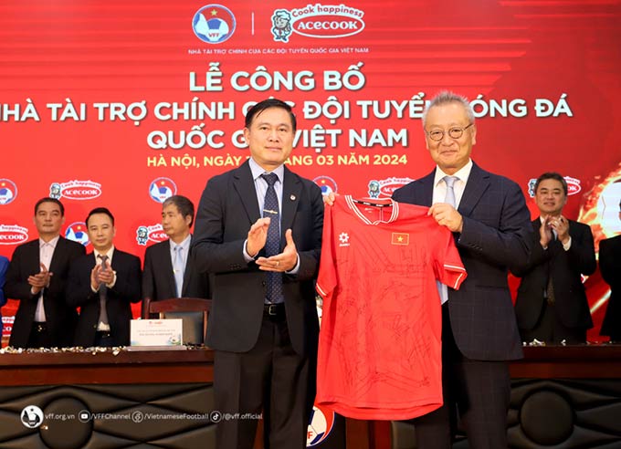 Phó chủ tịch VFF Trần Anh Tú tặng Nhà tài trợ Acecook Việt Nam chiếc áo thi đấu của ĐTQG Việt Nam có chữ ký của các tuyển thủ