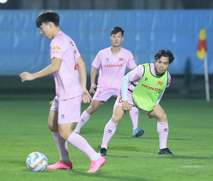 Công Phượng tập cùng các cầu thủ trẻ U23 Việt Nam trong vài ngày qua - Ảnh: Đức Cường
