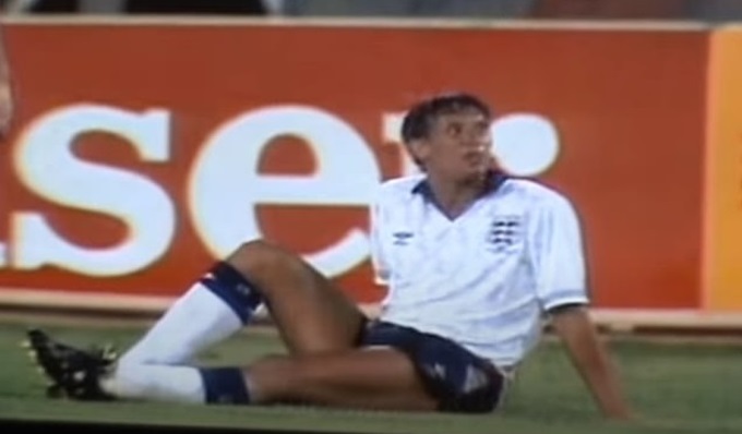 Lineker từng gặp sự cố mất vệ sinh tại World Cup 1990