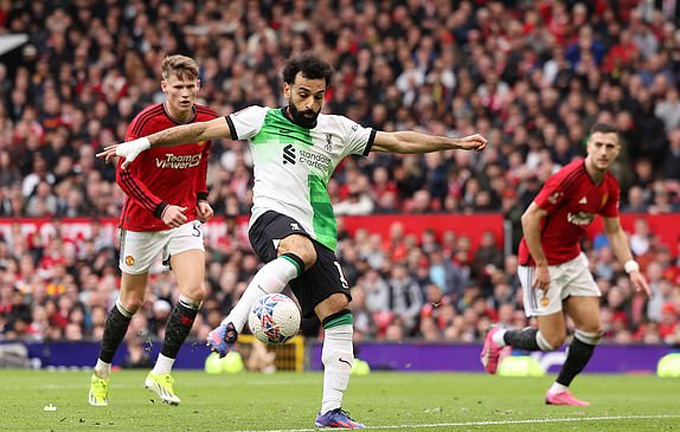 Salah nổ súng vào lưới MU giúp Liverpool ngược dòng dẫn trước trong hiệp 1