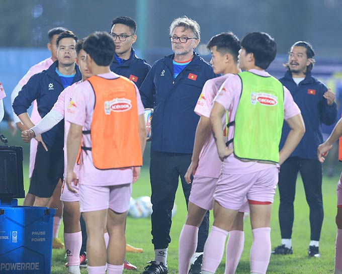 HLV Troussier chọn xong 28 cầu thủ Việt Nam hướng tới 2 trận gặp Indonesia - Ảnh: Đức Cường