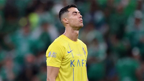 Ronaldo khoe đôi chân ghê rợn