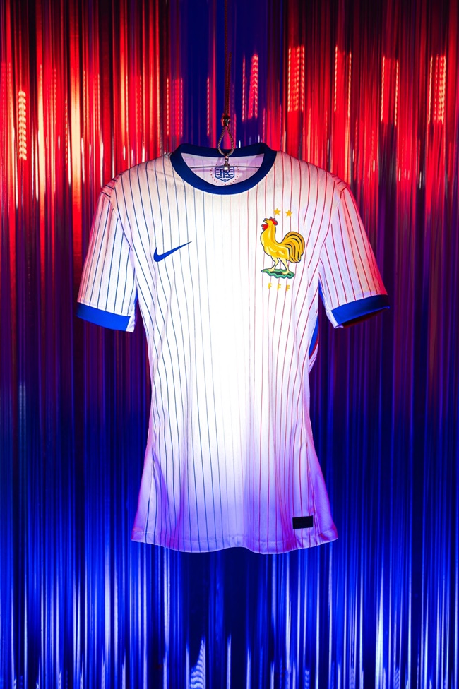  Trang mạng xã hội của ĐT Pháp chính thức trình làng mẫu áo đấu mới trong năm 2024. Đây sẽ là áo đấu thầy trò Didier Deschamps sử dụng cho EURO 2024. Phiên bản sân khách màu trắng có nhiều kẻ sọc gây chú ý.