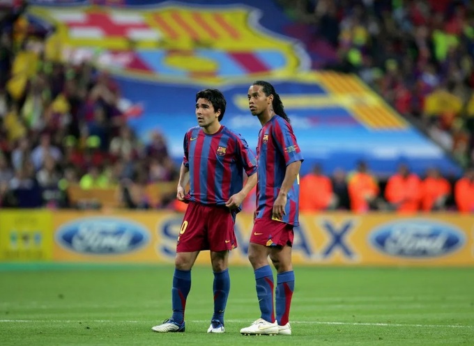 Deco (trái) và Ronaldinho từng bị Pep trục xuất khỏi Barca vì thói chơi bời dâm đãng