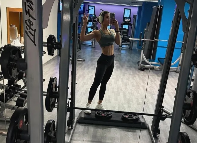 Agustina Gandolfo chăm chỉ trong phòng gym