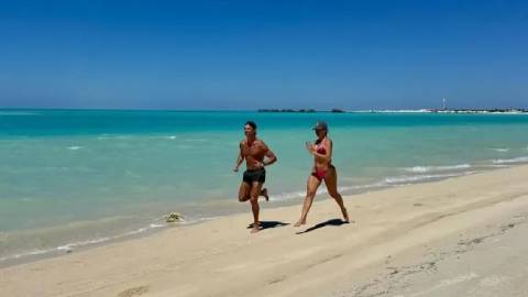 Ronaldo và Georgina khoe dáng mượt mà trên bãi biển