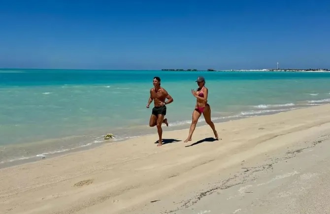 Ronaldo chạy cùng Georgina Rodriguez trên bãi biển