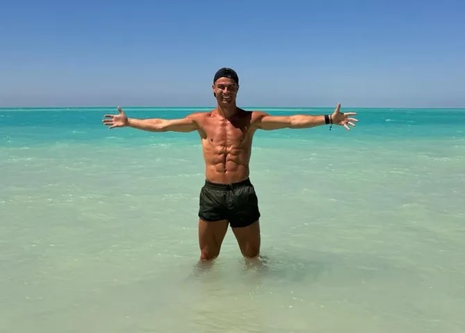 Ronaldo khoe cơ thể siêu thực