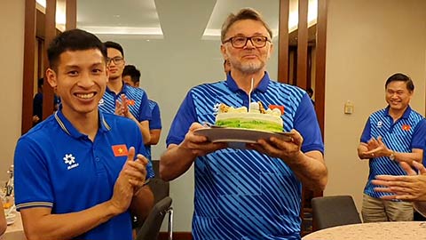  HLV Troussier được ĐT Việt Nam tổ chức sinh nhật, tin học trò thắng Indonesia