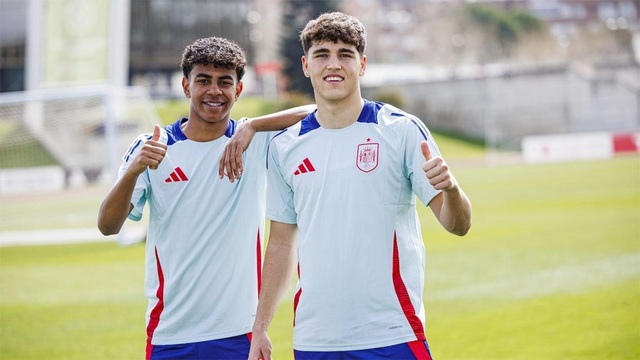 Dù đã là tuyển thủ Tây Ban Nha, nhưng Lamine Yamal và Pau Cubarsi vẫn là những đứa trẻ.