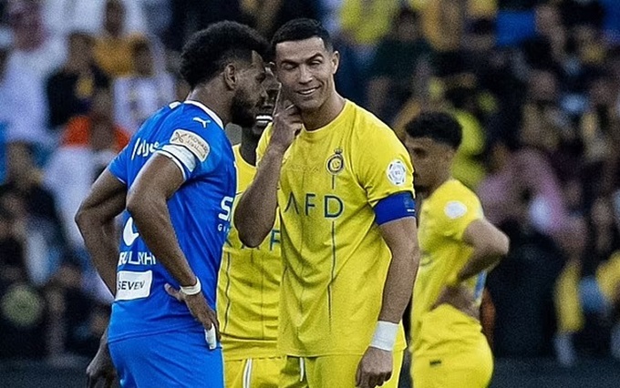 Al Bulaihi khiêu khích Ronaldo ở trận Al Hilal gặp Al Nassr mùa trước