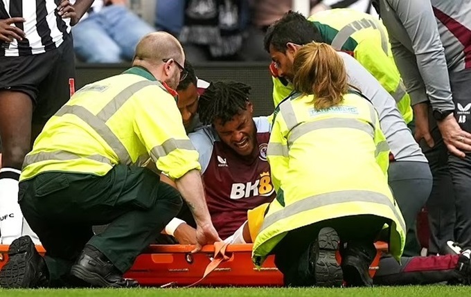 Tyrone Mings dính chấn thương nặng ở trận gặp Newcastle vào tháng 8 năm ngoái