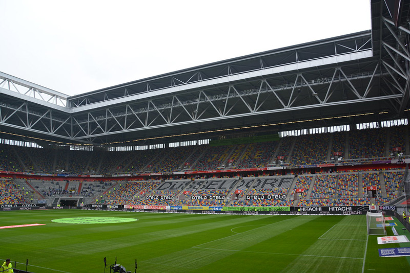 SVĐ ESPRIT Arena, thành phố Düsseldorf (46.264 chỗ ngồi): Sân đấu này  từng chứng kiến các trận đấu của giải vô địch châu Âu năm 1988​​.