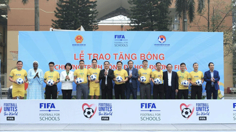 Lễ trao tặng bóng – Chương trình Tập huấn bóng đá học đường FIFA