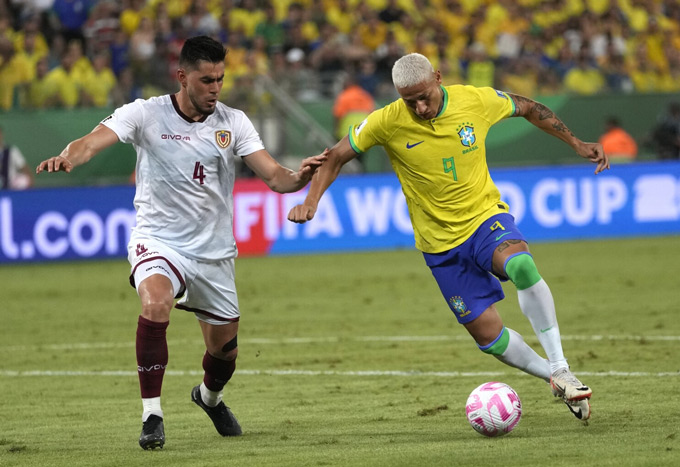 Brazil lần này sẽ phải trông chờ khá nhiều vào những cầu thủ như Richarlison (phải)
