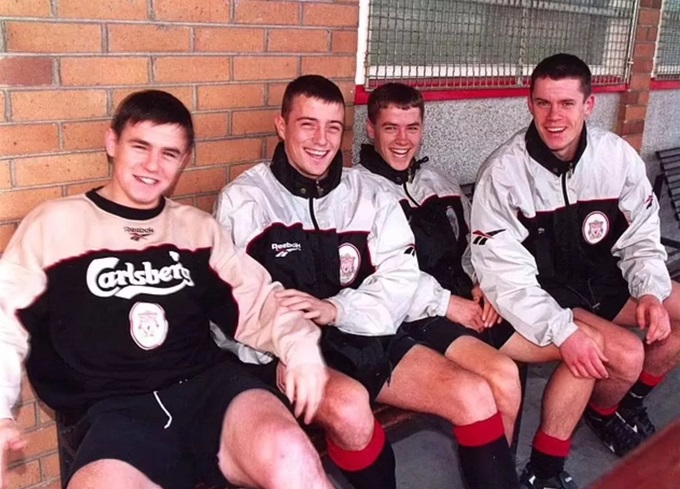 Jamie Cassidy (thứ hai từ trái qua) cùng Michael Owen và Jamie Carragher trong thành phần đội trẻ Liverpool