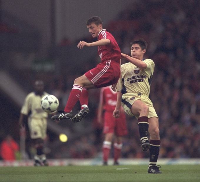 Jamie Cassidy tranh bóng với Frank Lampard tại chung kết lượt về FA Youth Cup 1996