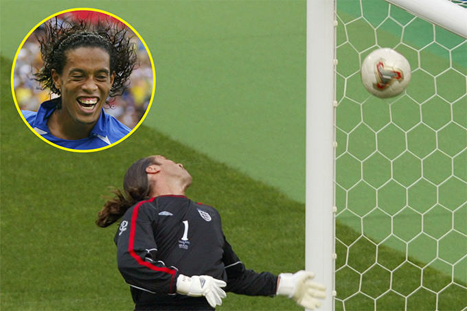 Ronaldinho đã vẽ một quỹ đạo khó tin đưa bóng bay vào lưới Seaman