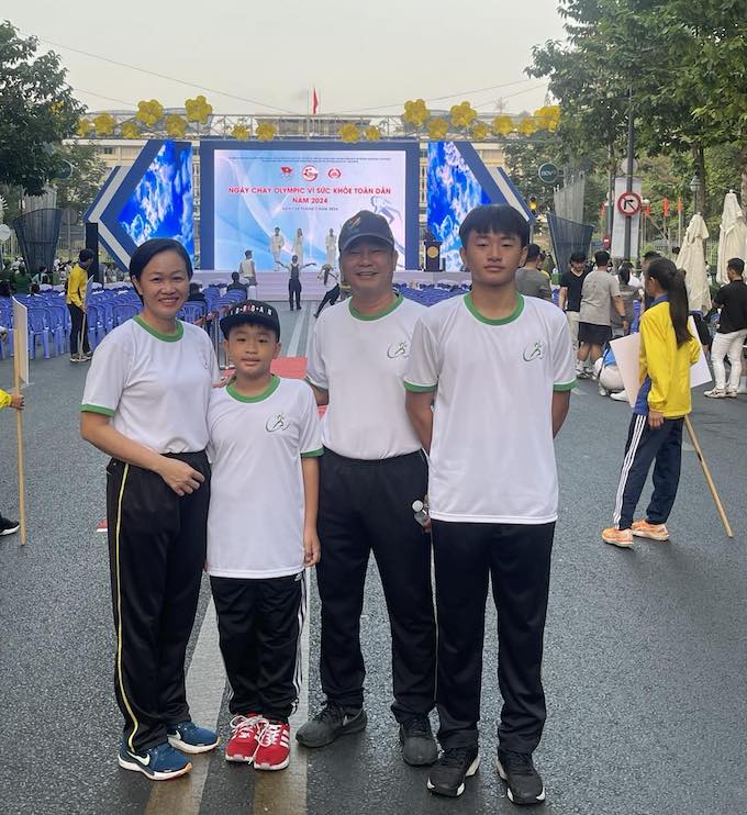 Gia đình Hồ Nhất Thống - Nguyễn Thị Huyền Diệu tại giải chạy ở TP.HCM. Ảnh Tuấn Thành