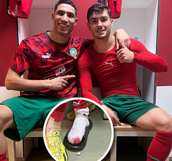 Các fan thương Diaz (phải) sau khi bị phạm lỗi quá nhiều ở trận đấu vừa qua của Morocco