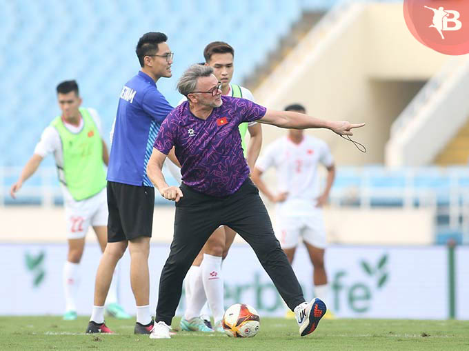 HLV Troussier cũng cần 3 điểm trước Indonesia. Một phần để thoát khỏi tình cảnh khó khăn như hiện tại. Phần khác giúp Việt Nam có quyền tự quyết tới vòng loại thứ ba World Cup 2026
